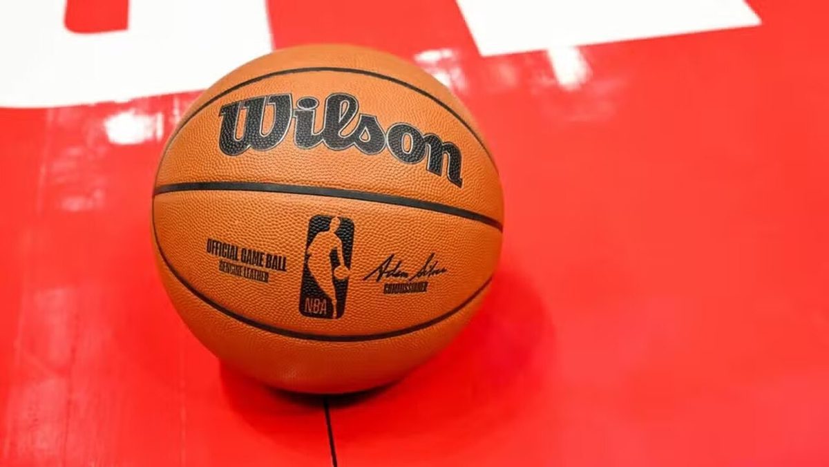 NBA testa bola com sensores e comunicação por pulso para árbitros na pré-temporada — MKT Esportivo