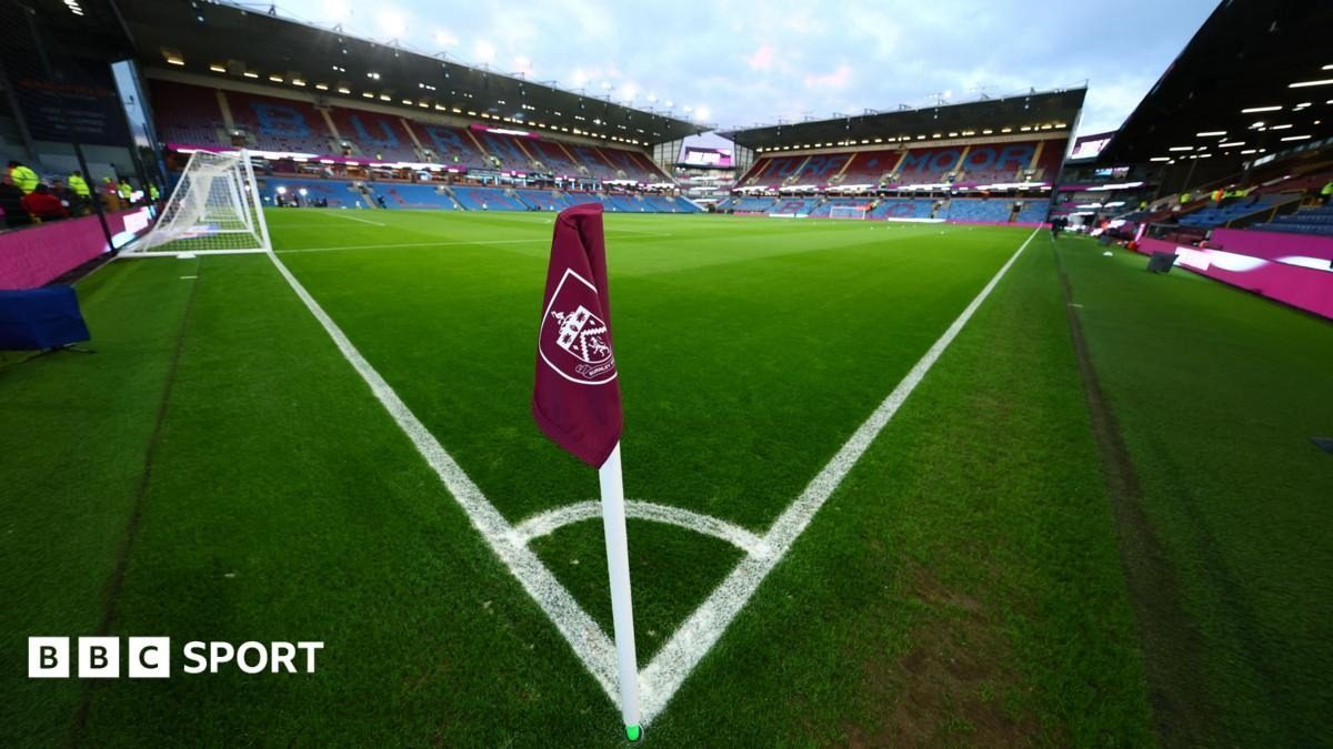 Dona do Burnley recebe aviso de possível cancelamento do registo por atraso nas contas — BBC Sport
