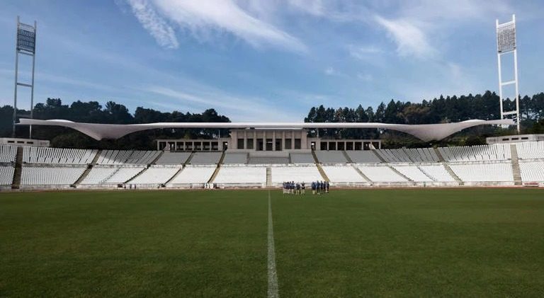 UEFA expõe paradoxo português: topo nas transferências, estagnação de receita e dívida acima dos €700M — Futebol e Negócios / UEFA