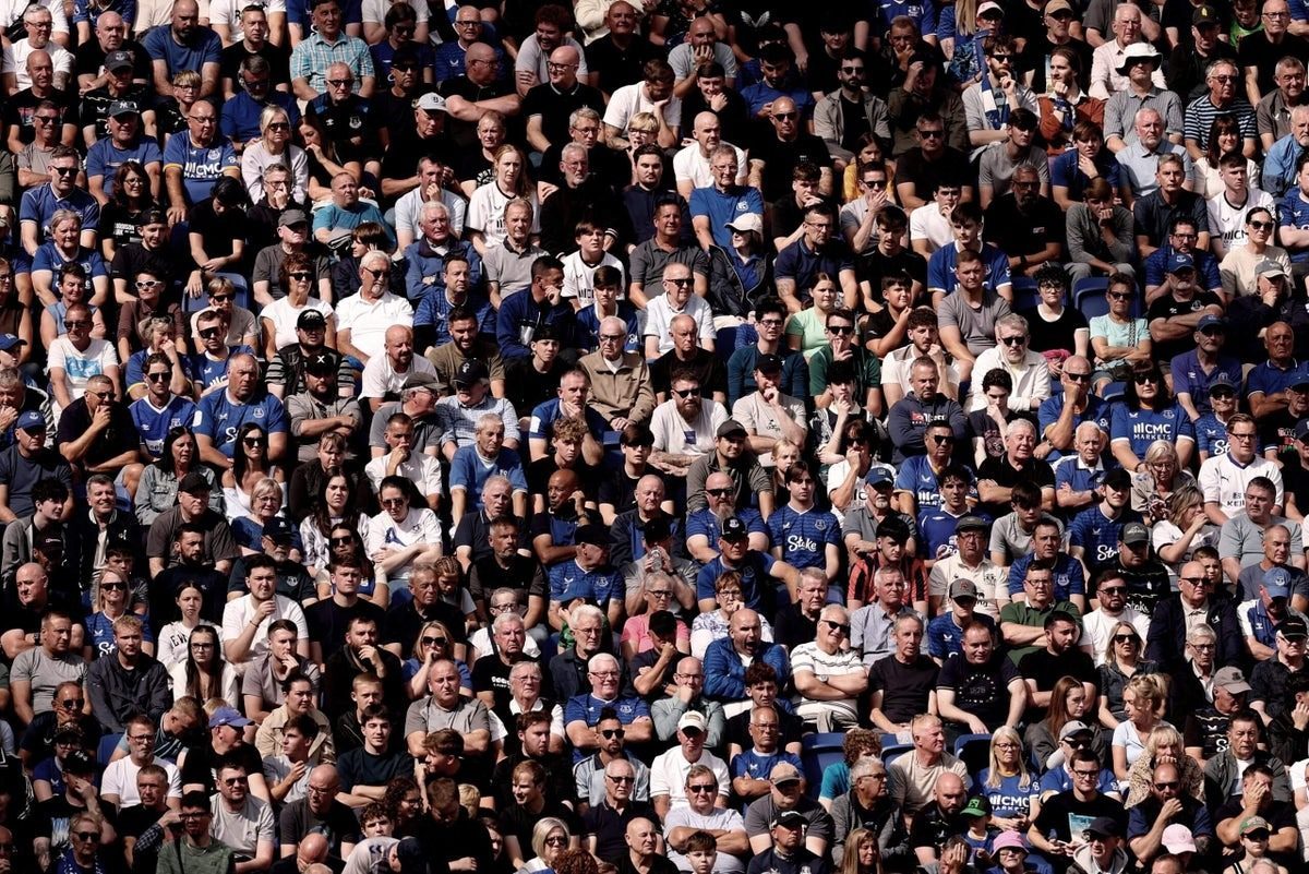 Liga inglesa: lugares anuais atingem €3,73 M e cinco clubes congelam preços — The Athletic (Matt Woosnam)