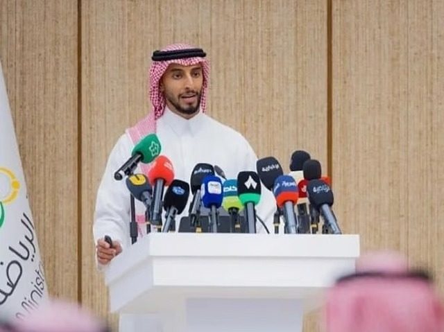 Arábia Saudita coloca cinco clubes à venda a investidores privados — Gulf News (Khitam Al Amir)
