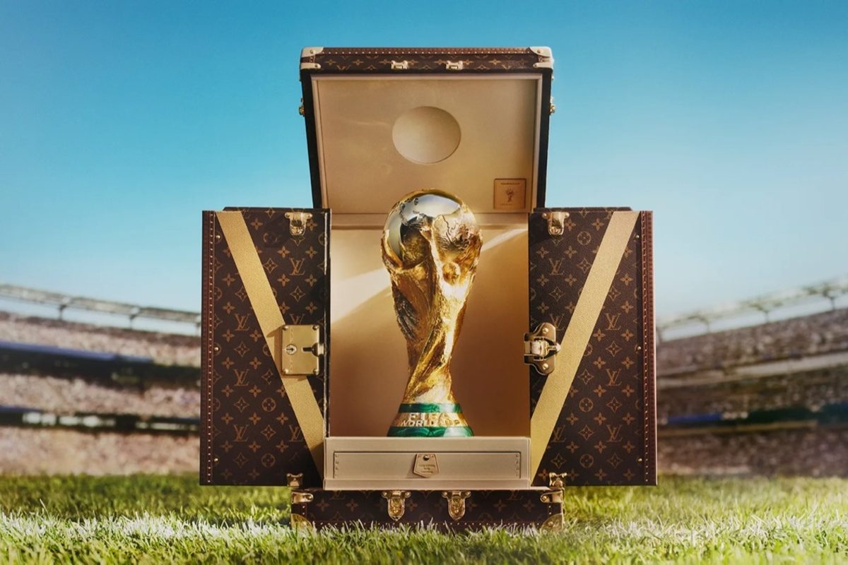 Louis Vuitton volta a assinar o baú oficial do troféu do Mundial 2026 como fornecedora e licenciada da FIFA — Calcio e Finanza