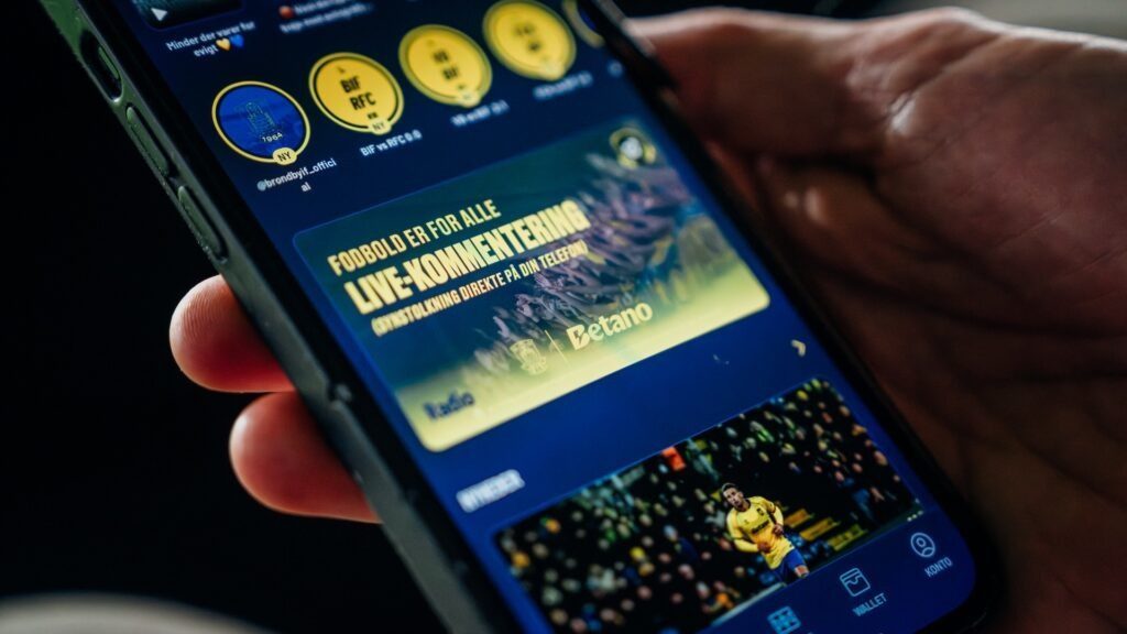 Tecnologia nos estádios: Brøndby lança audiodescrição; polícia usa drones em Villa Park; upgrades LED e segurança nos EUA — TheStadiumBusiness / Bradley Rial