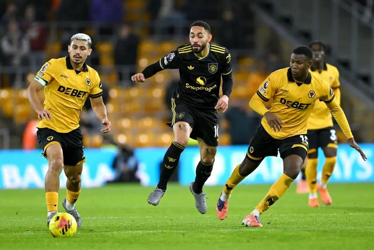 Proibição ao jogo na Premier League deixa 11 clubes à procura de novo patrocinador de camisola — Calcio e Finanza / The Times