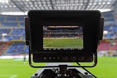 Direitos audiovisuais desportivos atingem 65,82 mil milhões de dólares; futebol lidera com 25,4 mil milhões