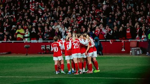 WSL aponta a £140M em 2026-27, mas perdas disparam e dependência dos clubes masculinos persiste — Palco23 / Deloitte Sports Business Group