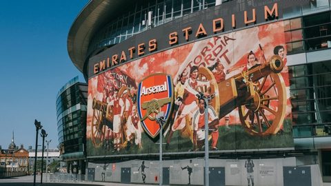 Arsenal avança com ‘safe standing’ no Emirates a partir de 2026-27 — TheStadiumBusiness / Owen Lloyd