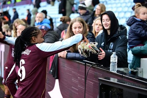 WSL pressiona por identidade além do “familiar” para crescer receitas e audiências — The Athletic (via Megan Feringa)