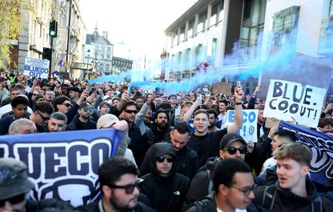 Adeptos do Chelsea protestam contra BlueCo e questionam estratégia de investimento — The Athletic (via Cerys Jones)