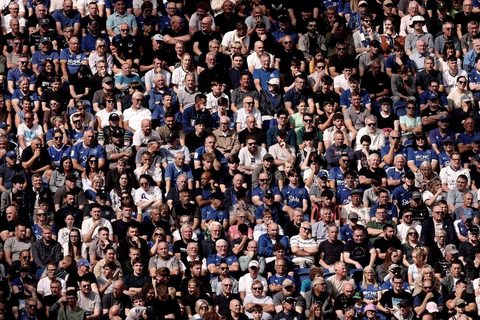 Liga inglesa: lugares anuais atingem €3,73 M e cinco clubes congelam preços — The Athletic (Matt Woosnam)