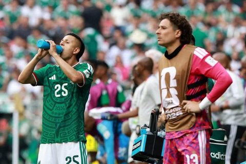 Fox usa pausas de hidratação para blocos publicitários e falha relançamento do México–África do Sul — The Athletic (Henry Bushnell)