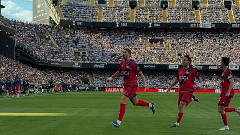 Ver futebol em Espanha fica mais caro: +208€ por ano com Movistar e Orange — Palco23 / Mundo Deportivo (Andrés Tomás)