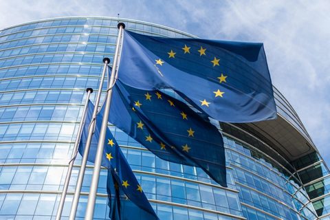 UE impõe regras anti-branqueamento ao futebol: transferências, comissões e patrocínios sob maior escrutínio até 2029 — Calcio e Finanza / Il Sole 24 Ore