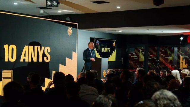 Mallorca celebra 10 anos de gestão de Kohlberg, mas críticas crescem ao foco no negócio face ao rendimento desportivo — COPE (Jordi Jiménez)