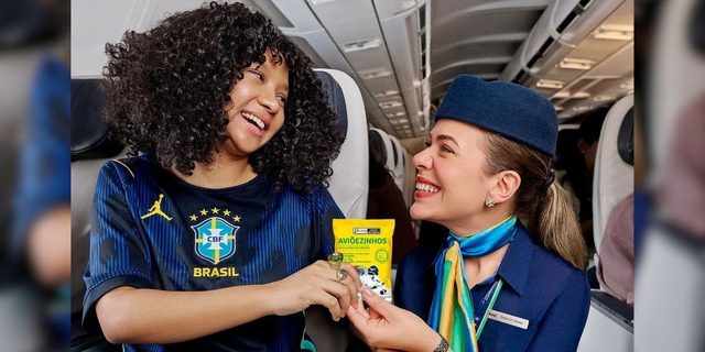 Azul ativa patrocínio às seleções do Brasil com brindes a bordo e identidade alusiva ao futebol — Máquina do Esporte