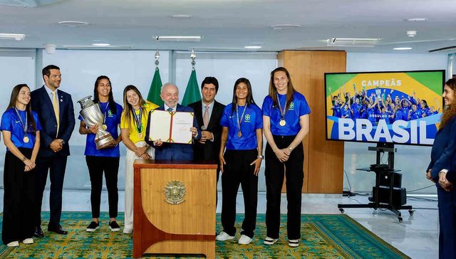 Lula apresenta projeto de lei para fortalecer o futebol feminino no Brasil — MKT Esportivo