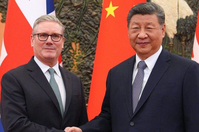 Bola do Arsenal-Man United vira gesto diplomático na visita de Starmer à China — The Athletic (Philip Buckingham)