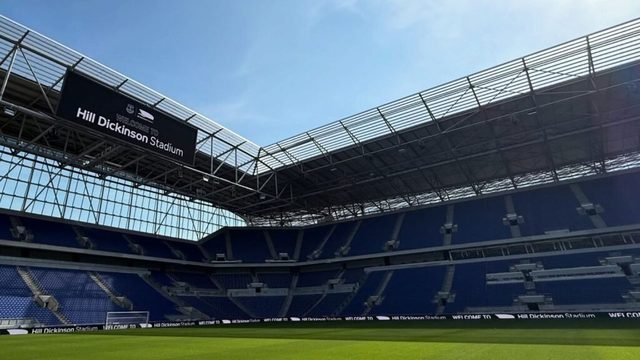 2025 em estádios: novos projetos e reaberturas marcam agenda, com Manchester United a apontar aos €2,3 mil M — TheStadiumBusiness (Bradley Rial)