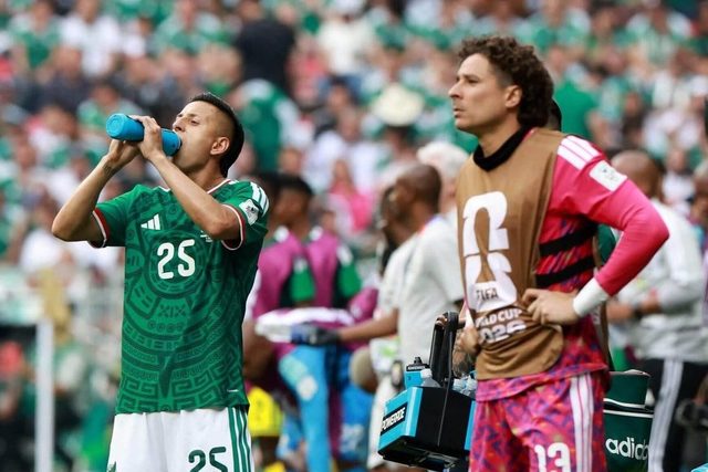 Fox usa pausas de hidratação para blocos publicitários e falha relançamento do México–África do Sul — The Athletic (Henry Bushnell)