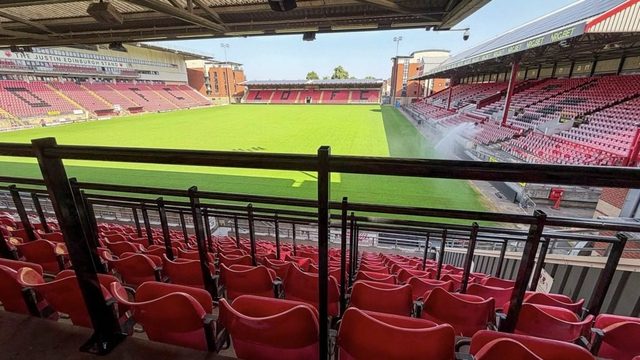 Leyton Orient avança com zonas de “lugar seguro em pé” e mantém capacidade no estádio — TheStadiumBusiness (Bradley Rial)